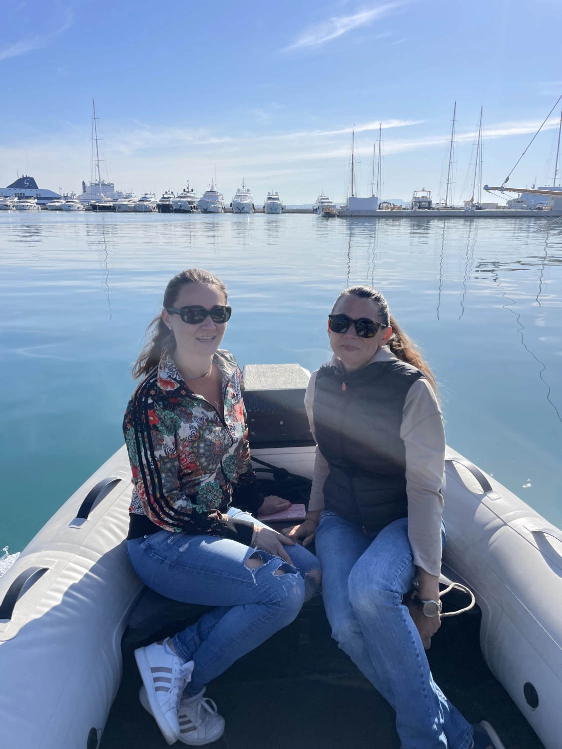 Sarah Mohr sitzt mit einer anderen Frau im Boot